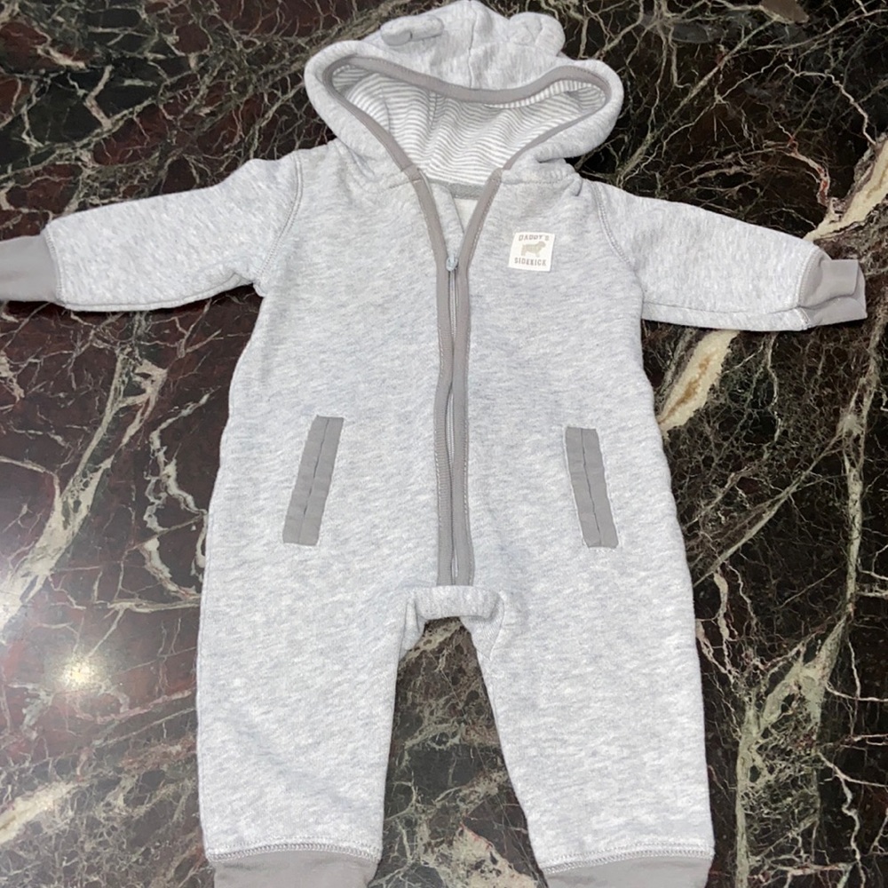 Carter’s hooded, long sleeve baby outfit👶🏻🐶
